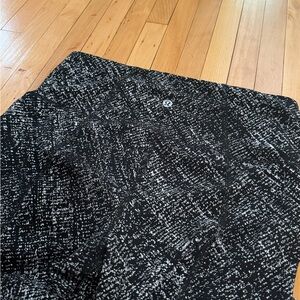 Lululemon Black and White Patterned Leggings with Mesh Sz 6 EUC